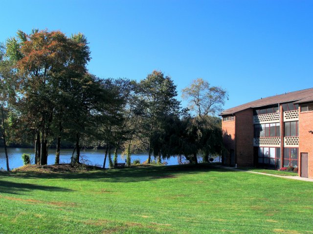 Lake Club Apartments