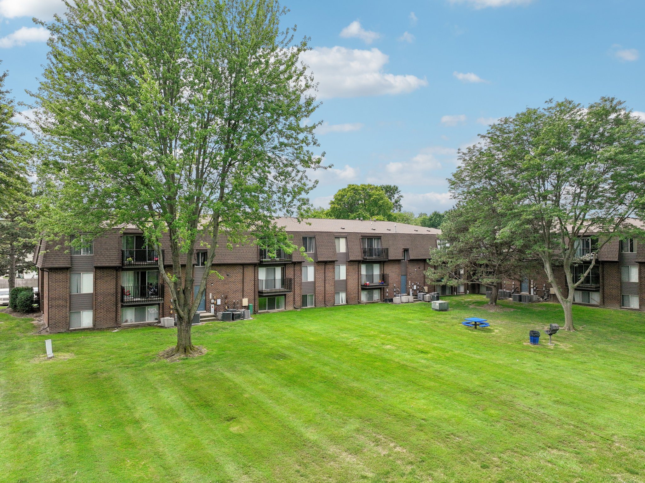 Expansive green space at Drawbridge Apartments in Harrison Township, MI.