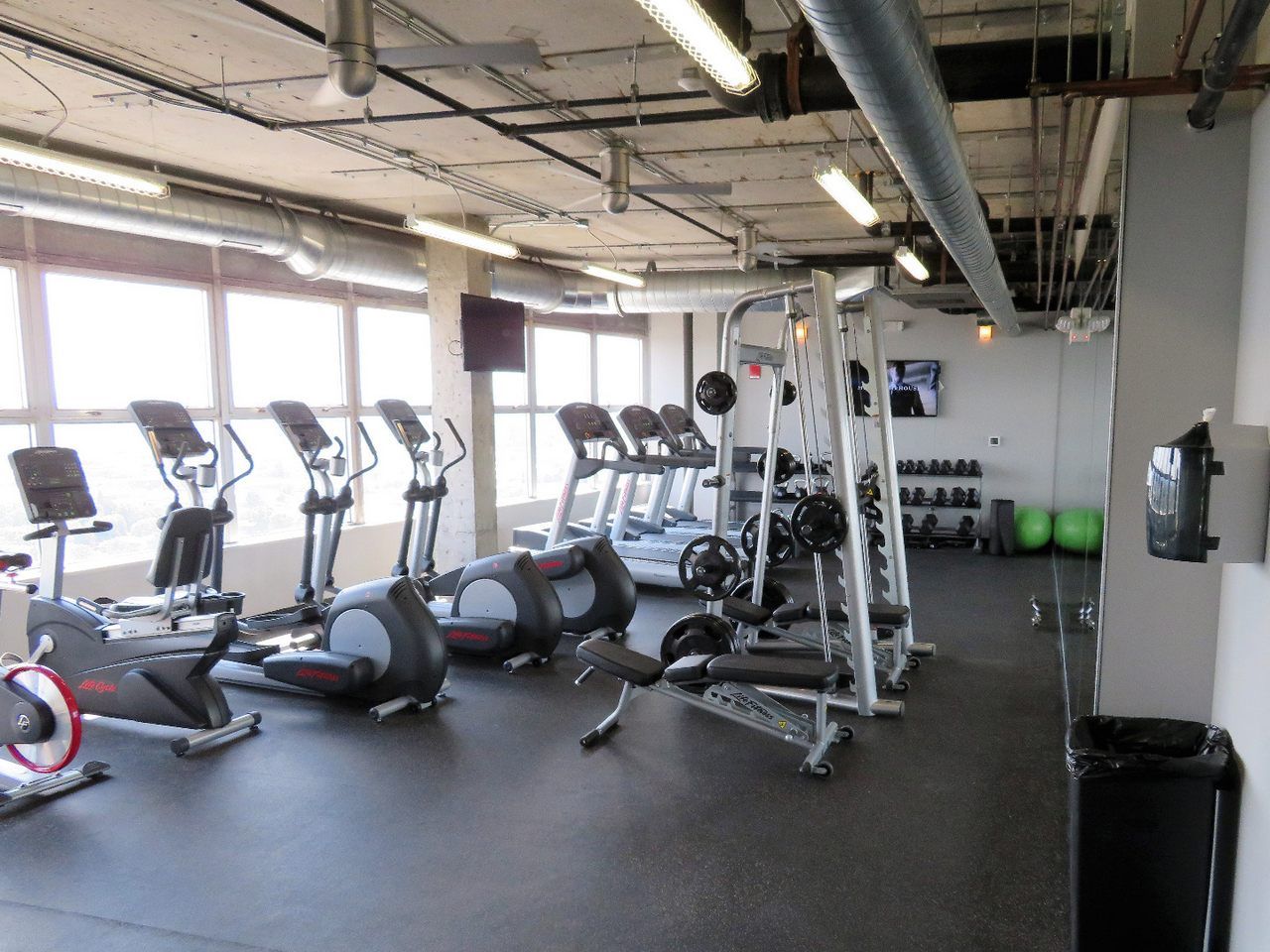 800 Tower City Club Apartments Image 6