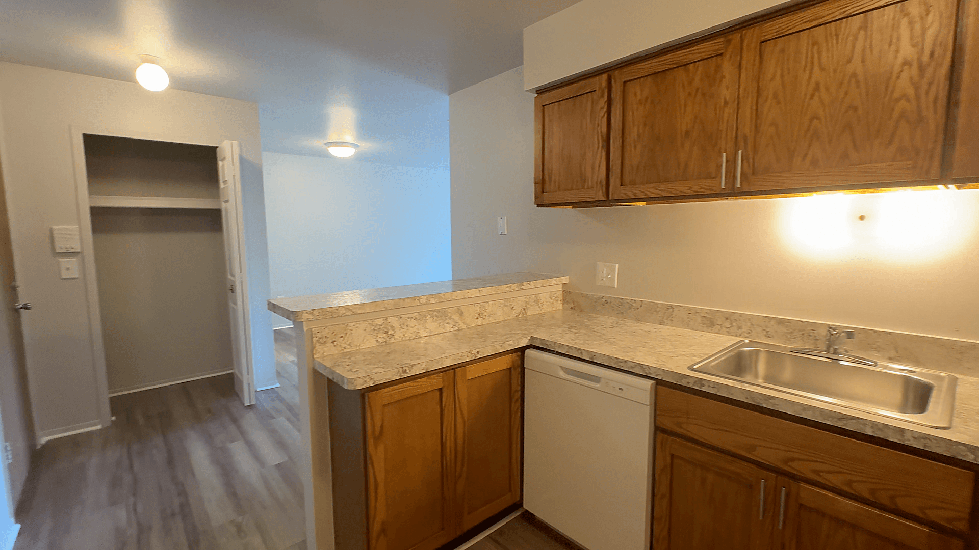 Lakeside Village Apartments Image 198