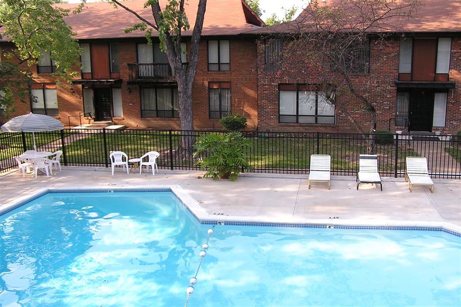 The Oaks on Bonhomme Image 11