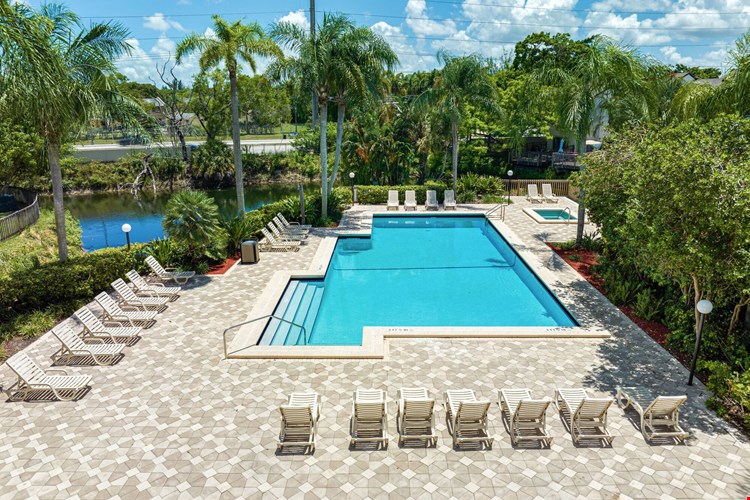 Emerald Palms Apartment Image 2