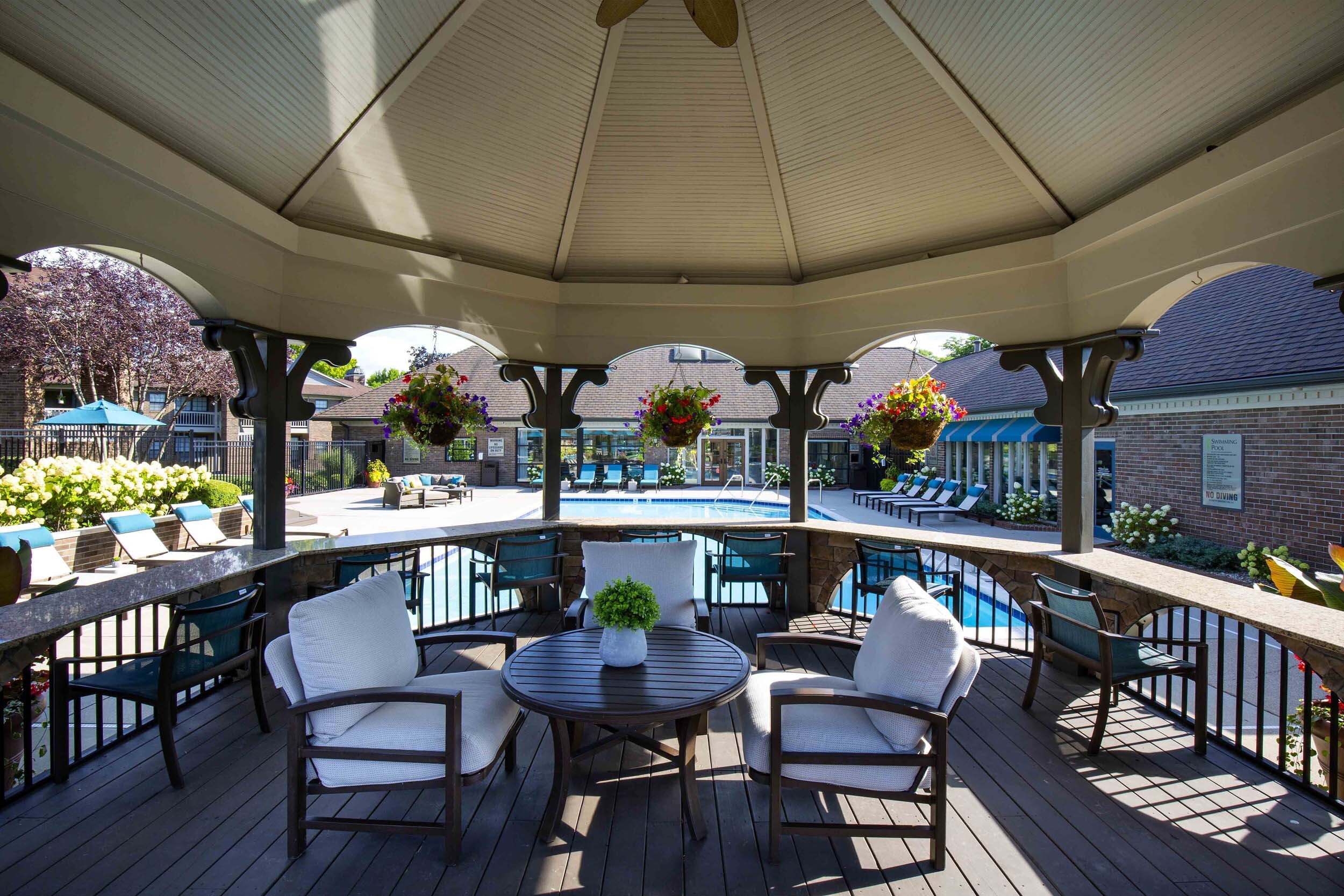 Willow Lake Apartments and Townhomes Image 4