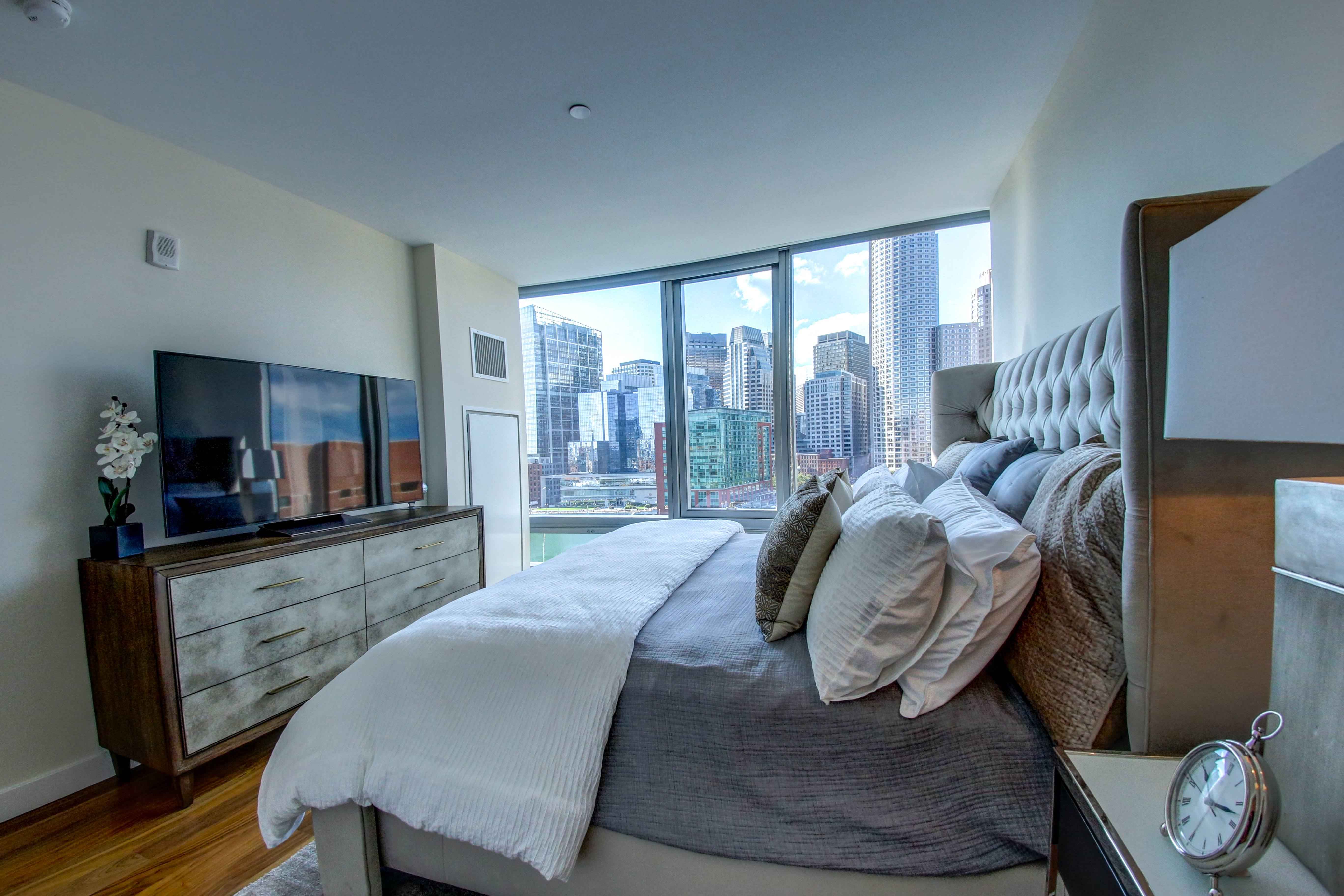Luxury Bedroom with Boston City View