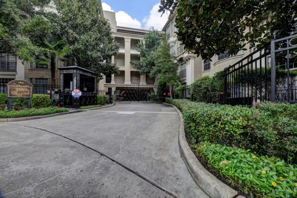 The Left Bank River Oaks Image 3