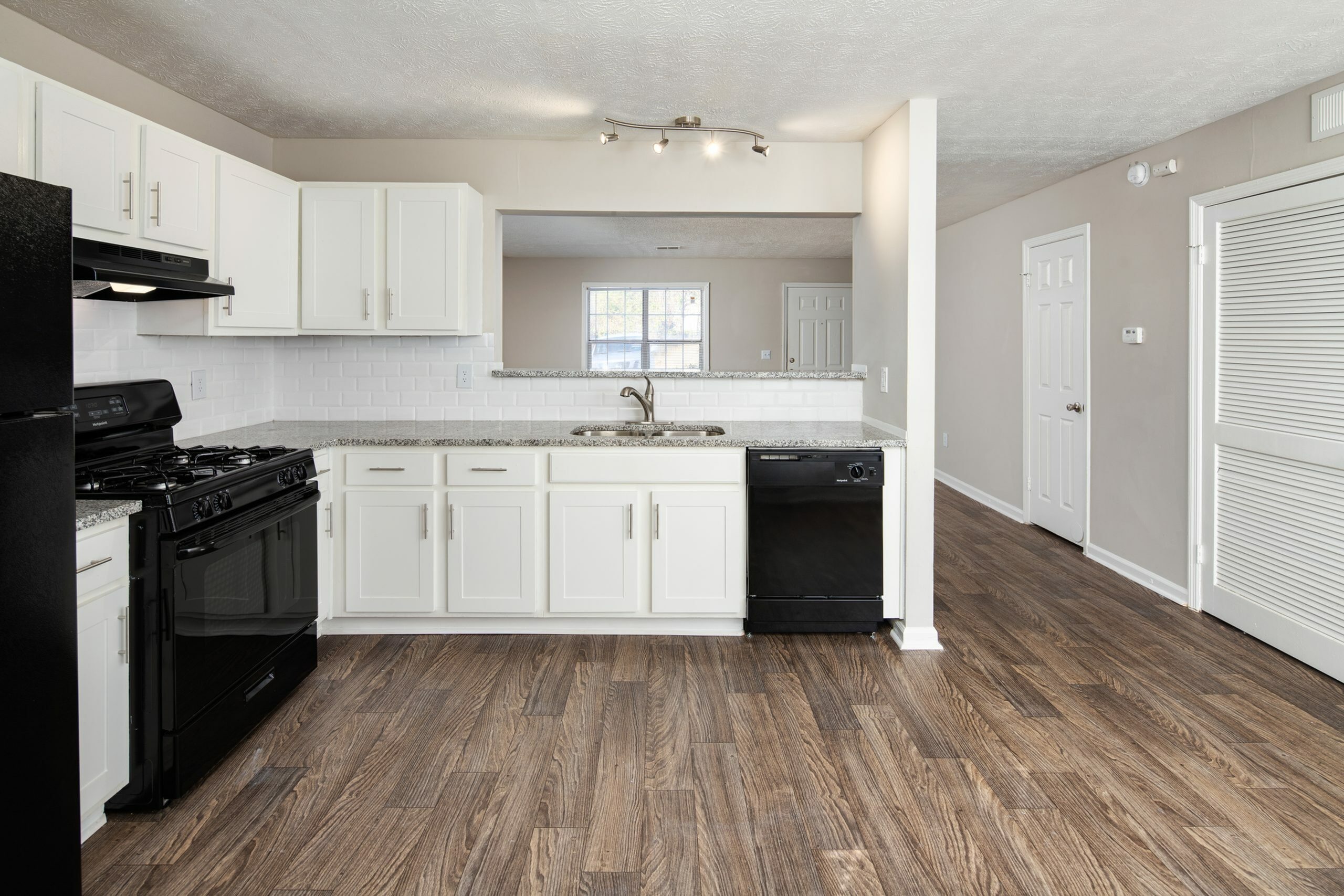 Dylan Square Image 7