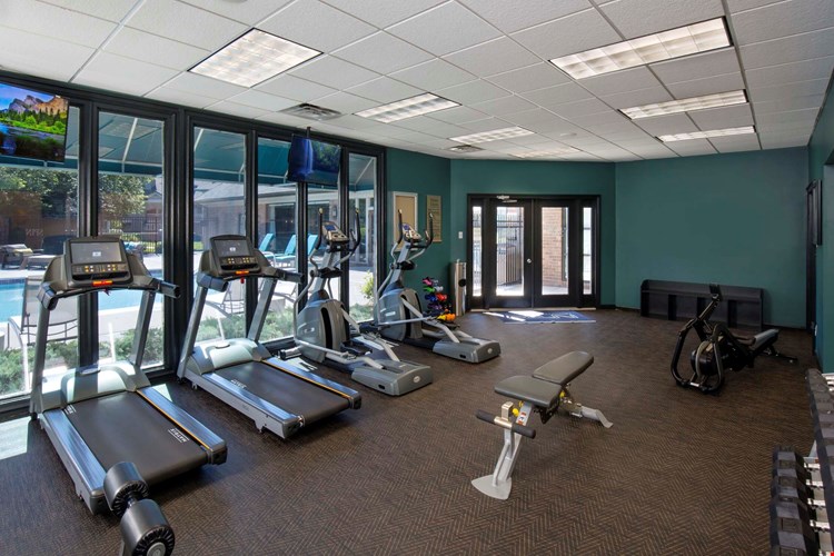 Willow Lake Apartments and Townhomes Image 6