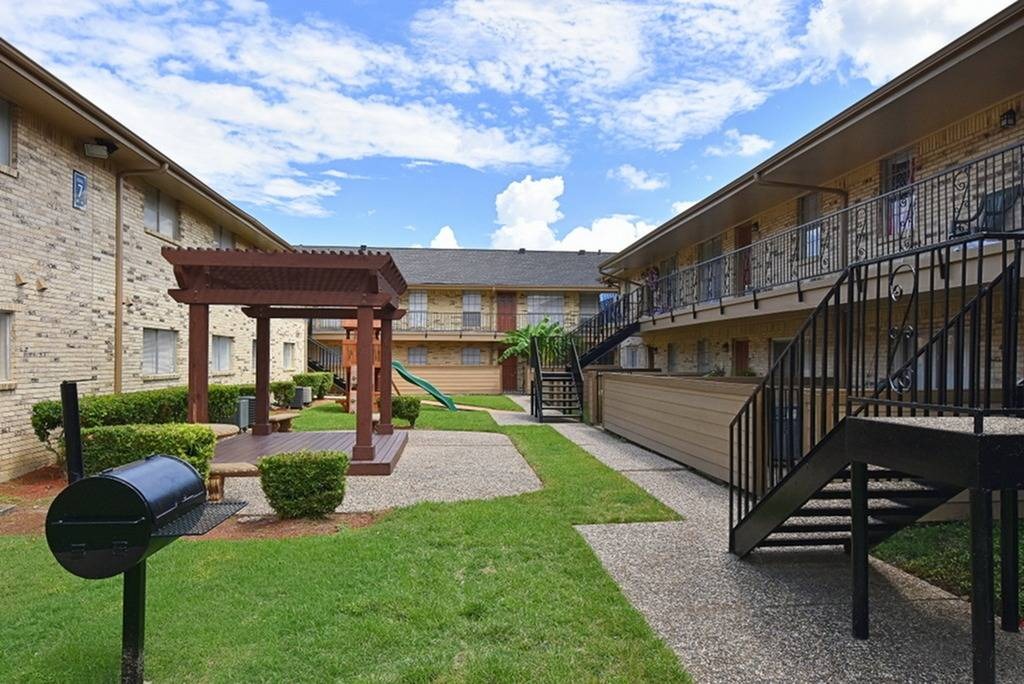 Palms at Chimney Rock Image 4