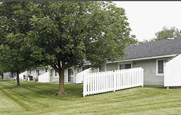 Lake Forest Apartments Image 2