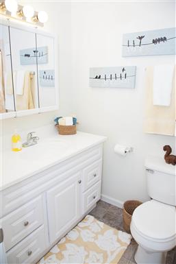 Kingston Square Flat - Full Bathroom with Large Updated Vanity