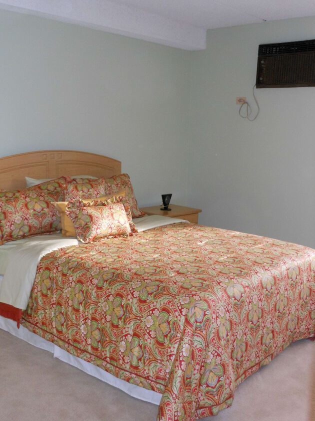 Colonial Village Image 8