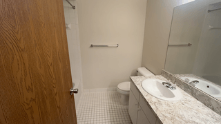 Lakeside Village Apartments Image 44