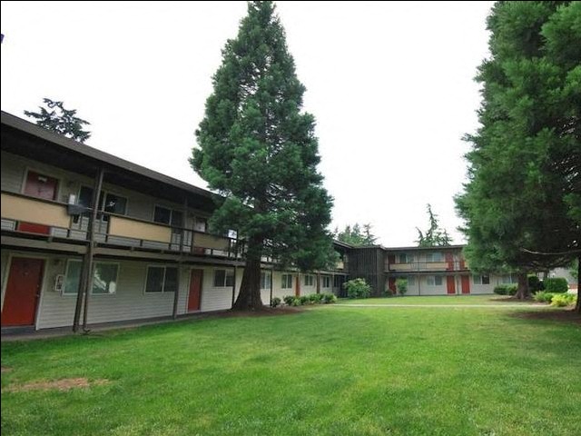 Wisteria Walk Apartments Building Exterior and Lawn