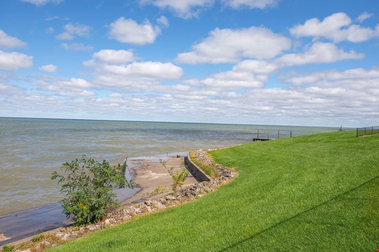 The Perch on Lake Image 2