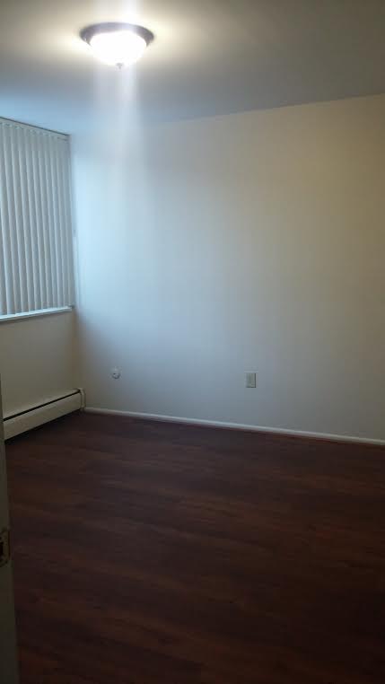 1 Bedroom room w/ vinyl floors