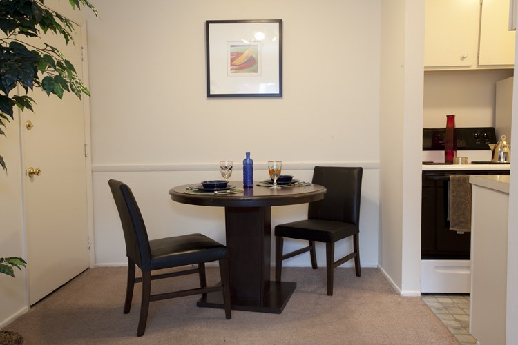 Colonial Club Apartments Image 4