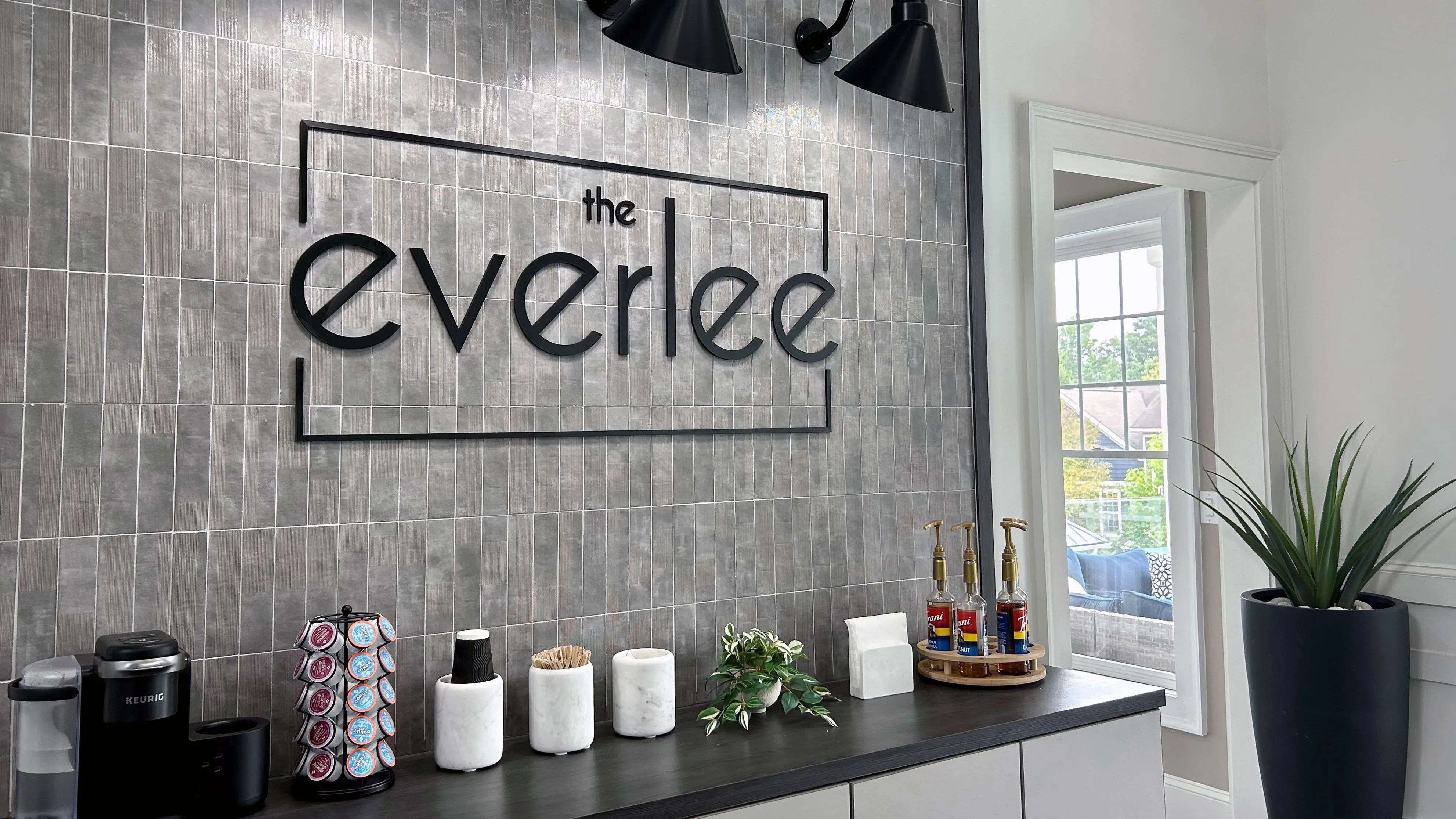Discover The Everlee's inviting coffee spot, where residents connect over gourmet brews with attentive staff.