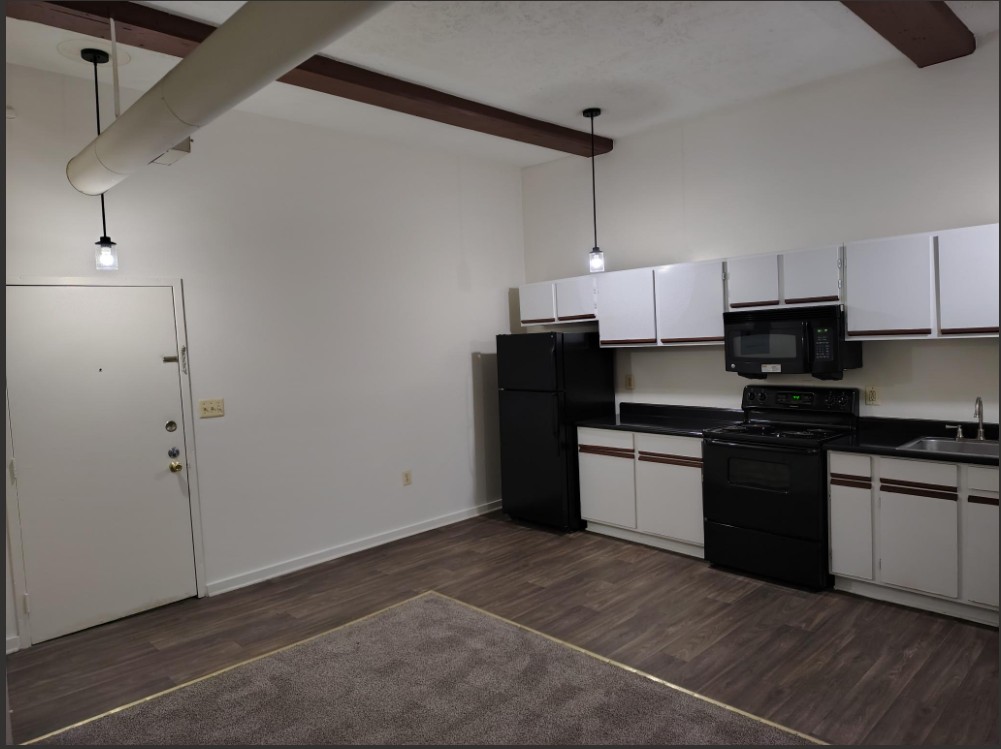 Marlboro Classic Apt & Redwood Square Image 38