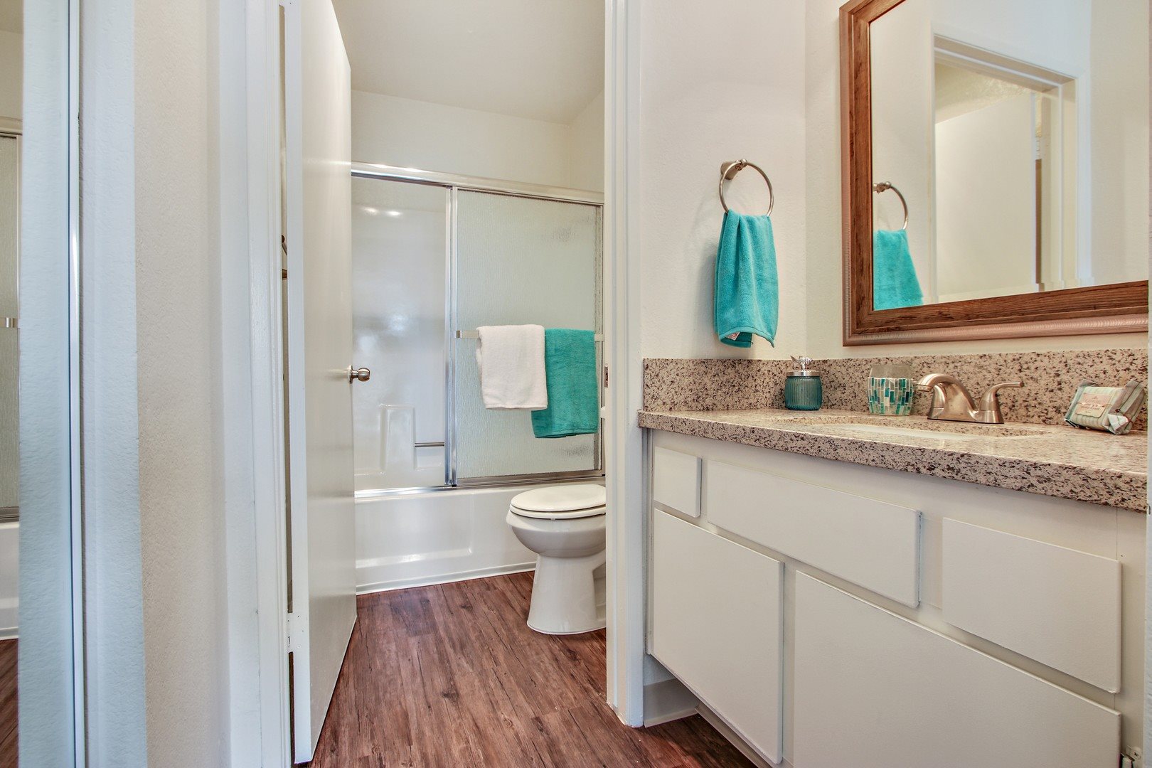 Zelzah Court Apartments Image 16