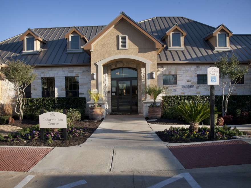 Collier Luxury Living Image 5