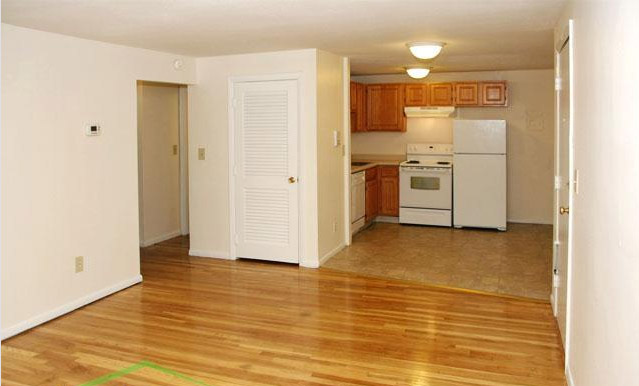 Westside Colonial Apartments Image 5