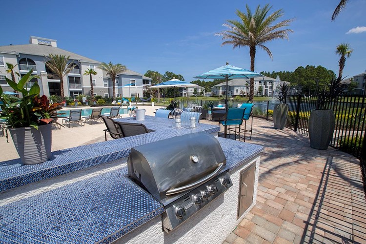 Have a cookout at our outdoor kitchen located in the pool area. 