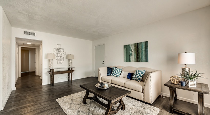 Shady Valley Square Image 3