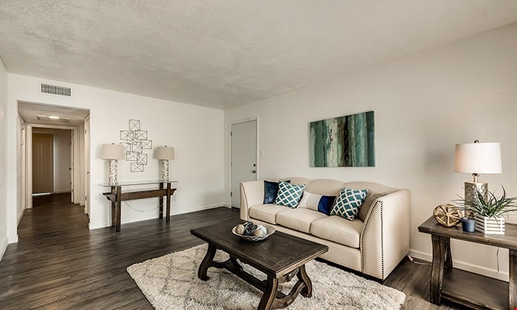 Shady Valley Square Image 3