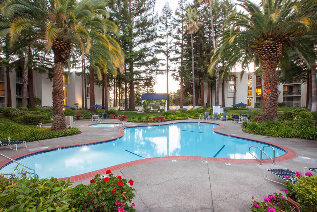 Castlewood Apartments Image 1