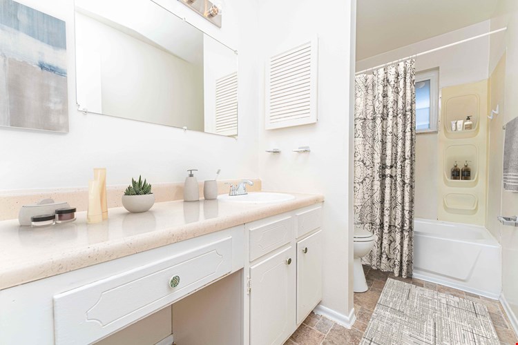 The Oaks on Bonhomme Image 6