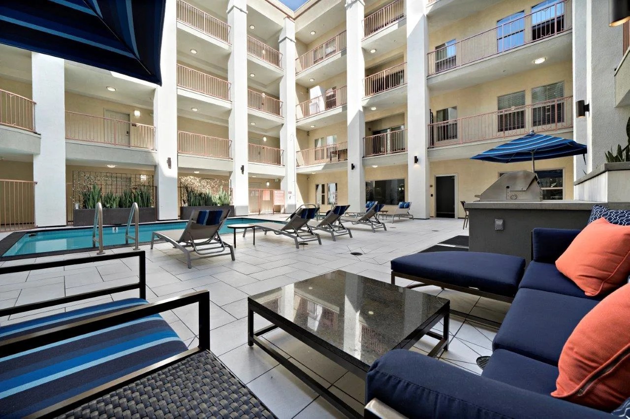 Boulevard on Wilshire Image 2