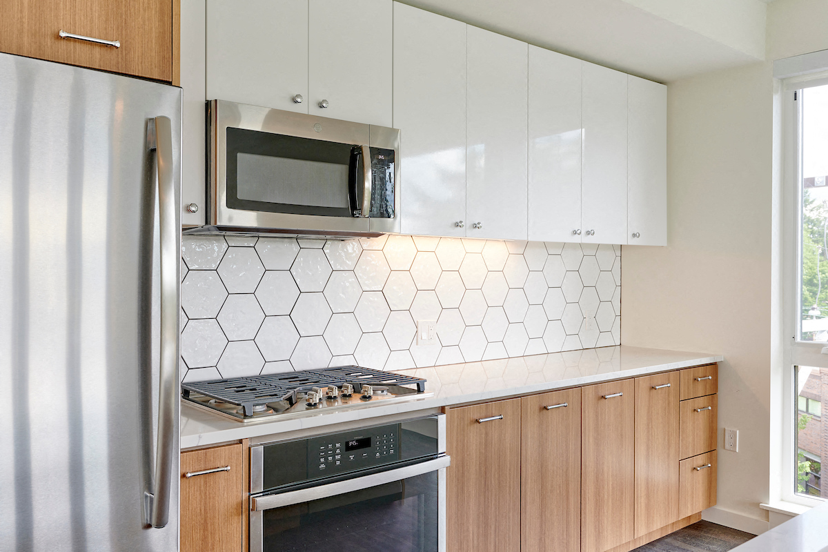 Multnomah Station Apartments refrigerator, range, microwave