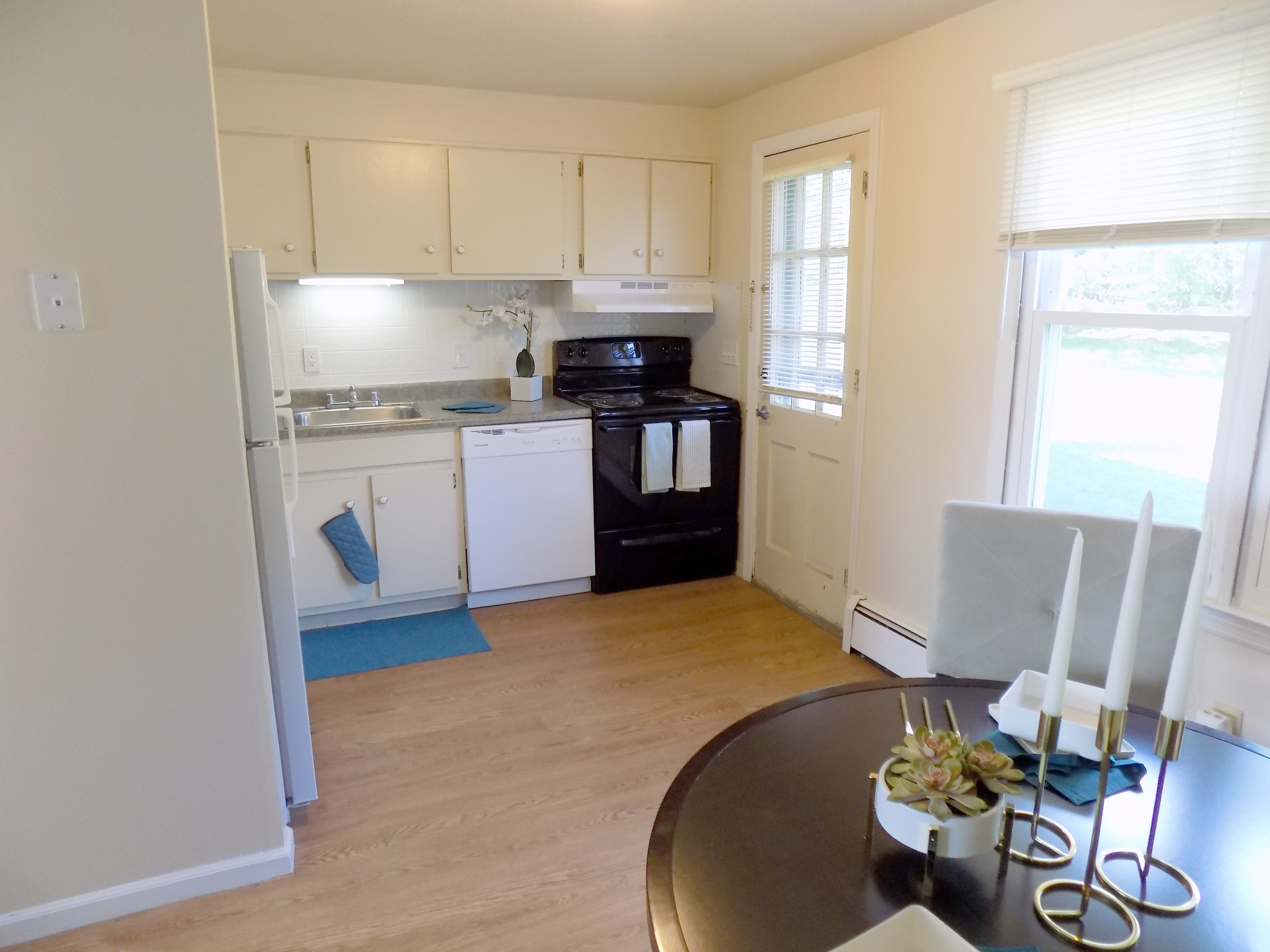 Eat-in Kitchen with Dishwasher