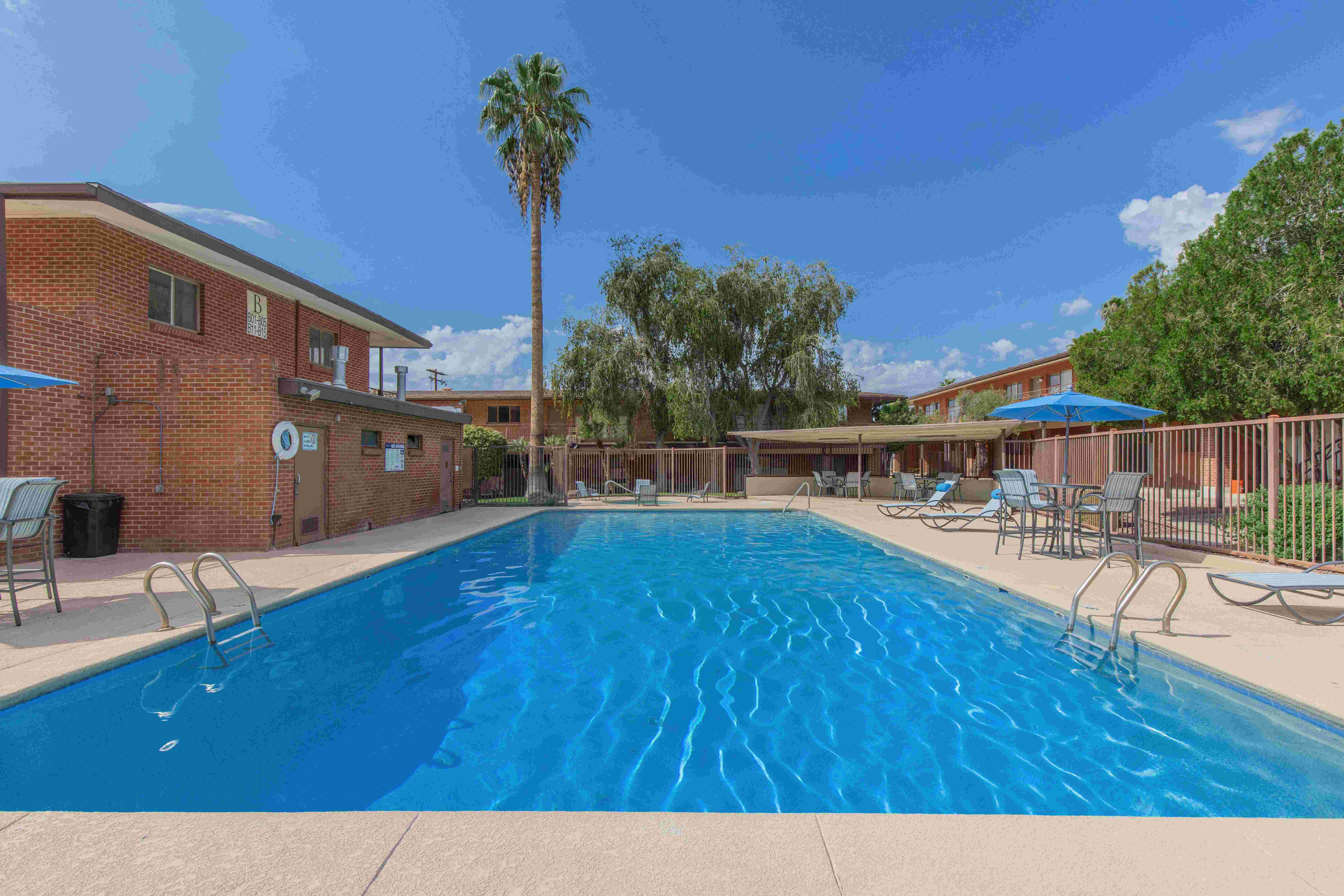 Country Club Apartments Image 18