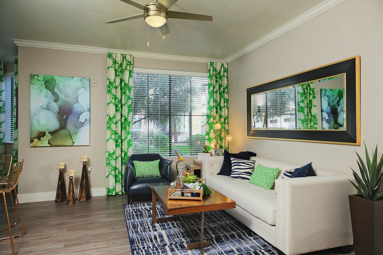 Peoria, AZ Enclave at Arrowhead lake living room