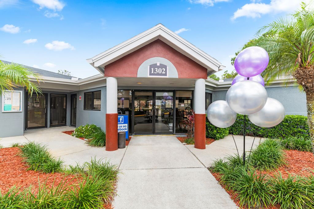 Palms at Sand Lake Image 2