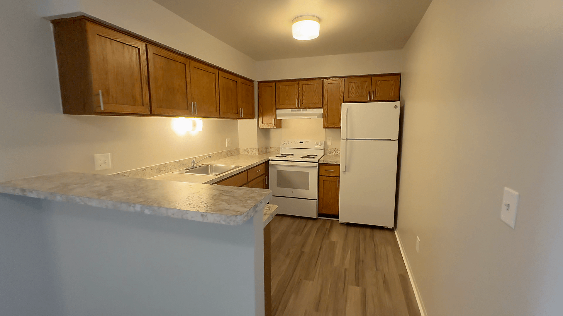 Lakeside Village Apartments Image 107