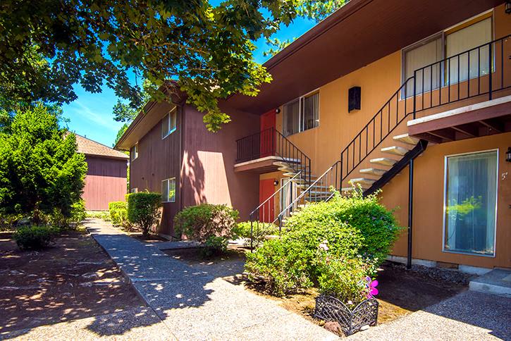 Royal Oaks Apartments Image 2