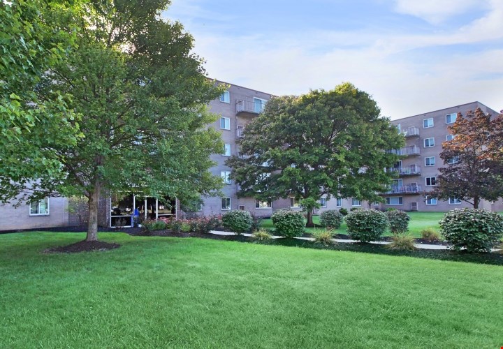 Peaks at Waters Edge Image 2