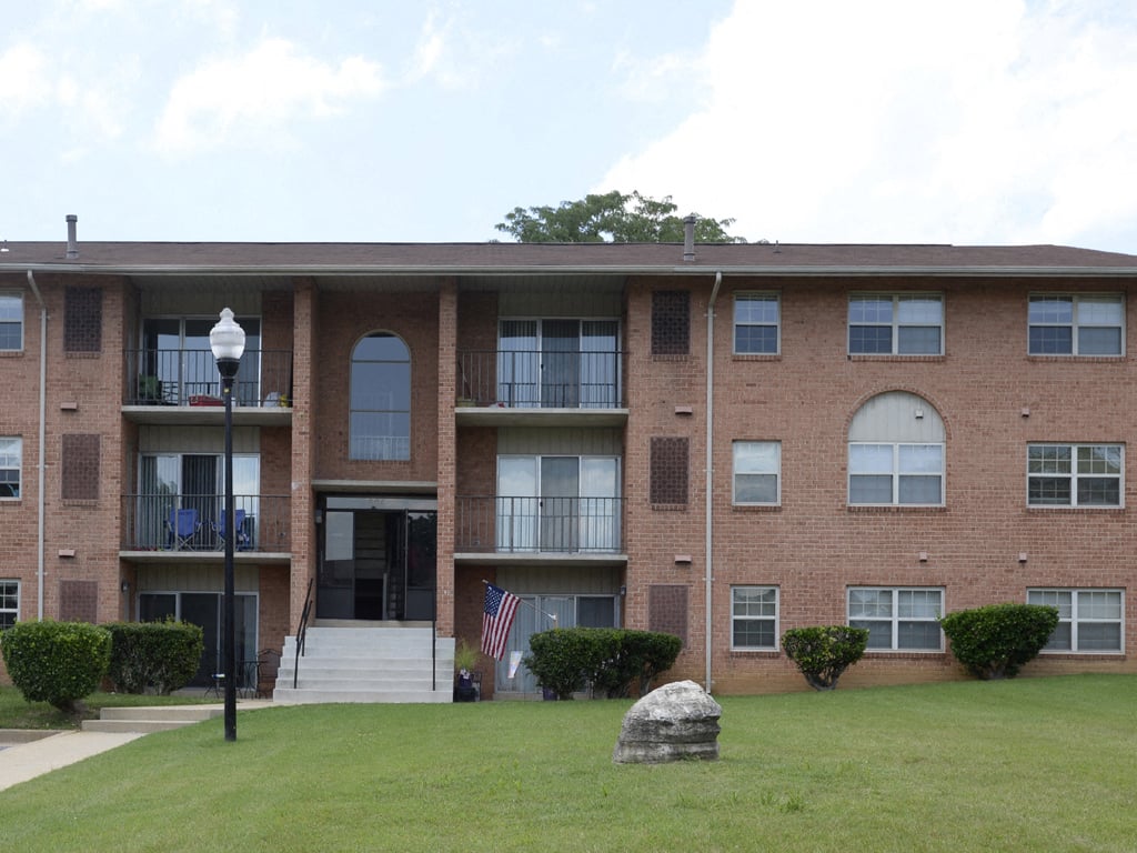 Seminary Roundtop Apartments front exterior
