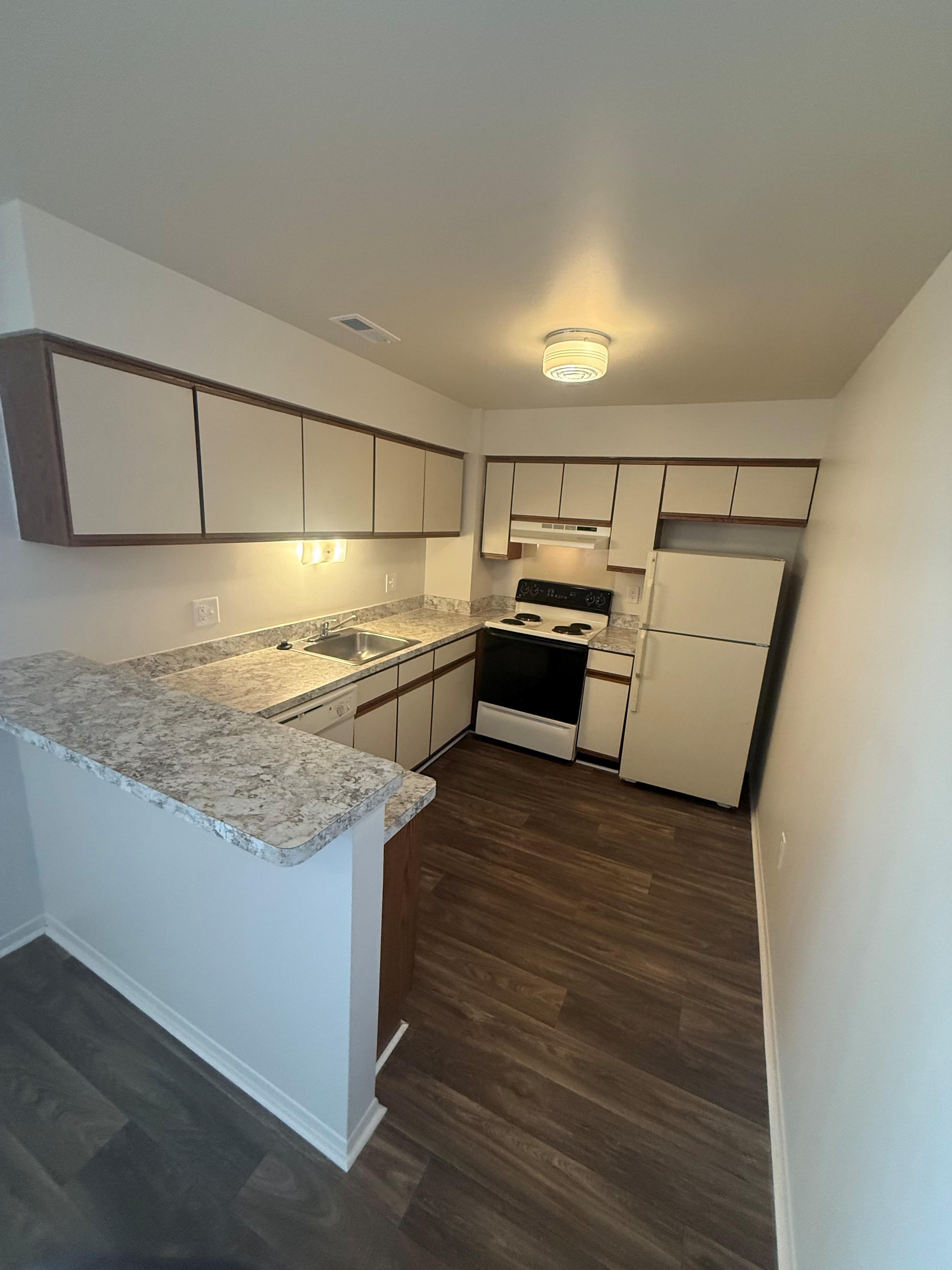 Lakeside Village Apartments Image 35