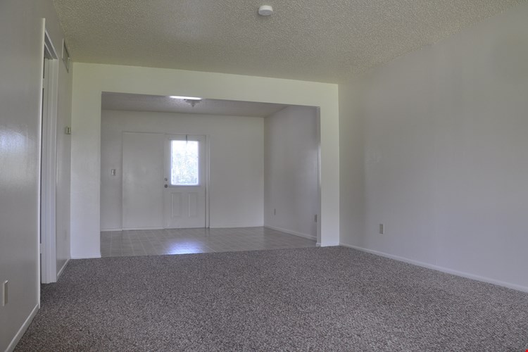 Colonial Square Apartments Image 3