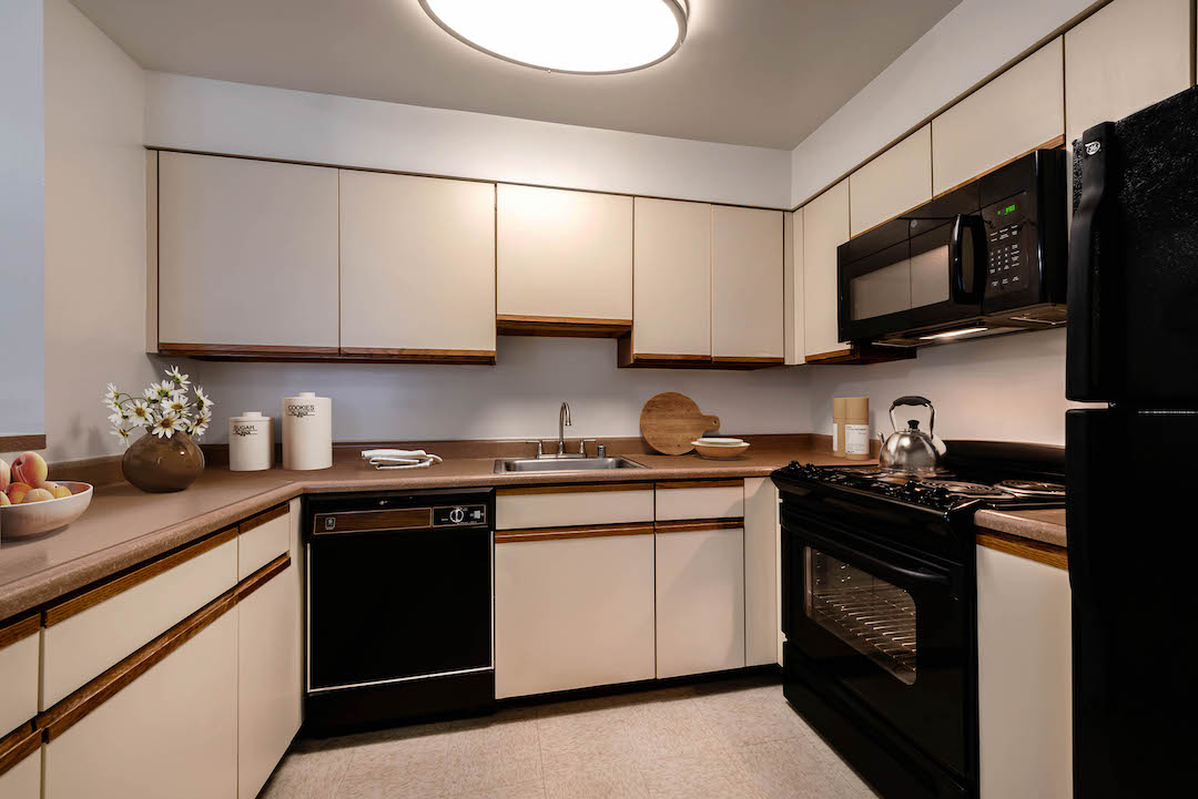 Marlboro Classic Apt & Redwood Square Image 211