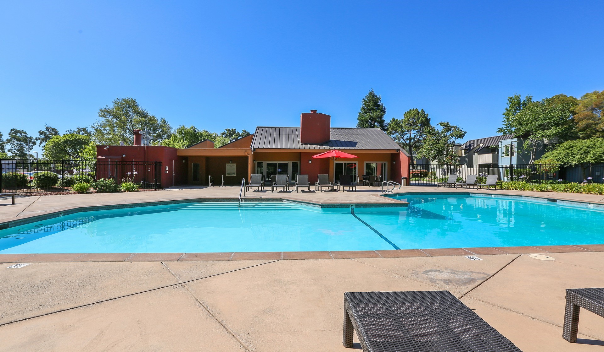 Laurel Crossing Apartment Homes Image 1