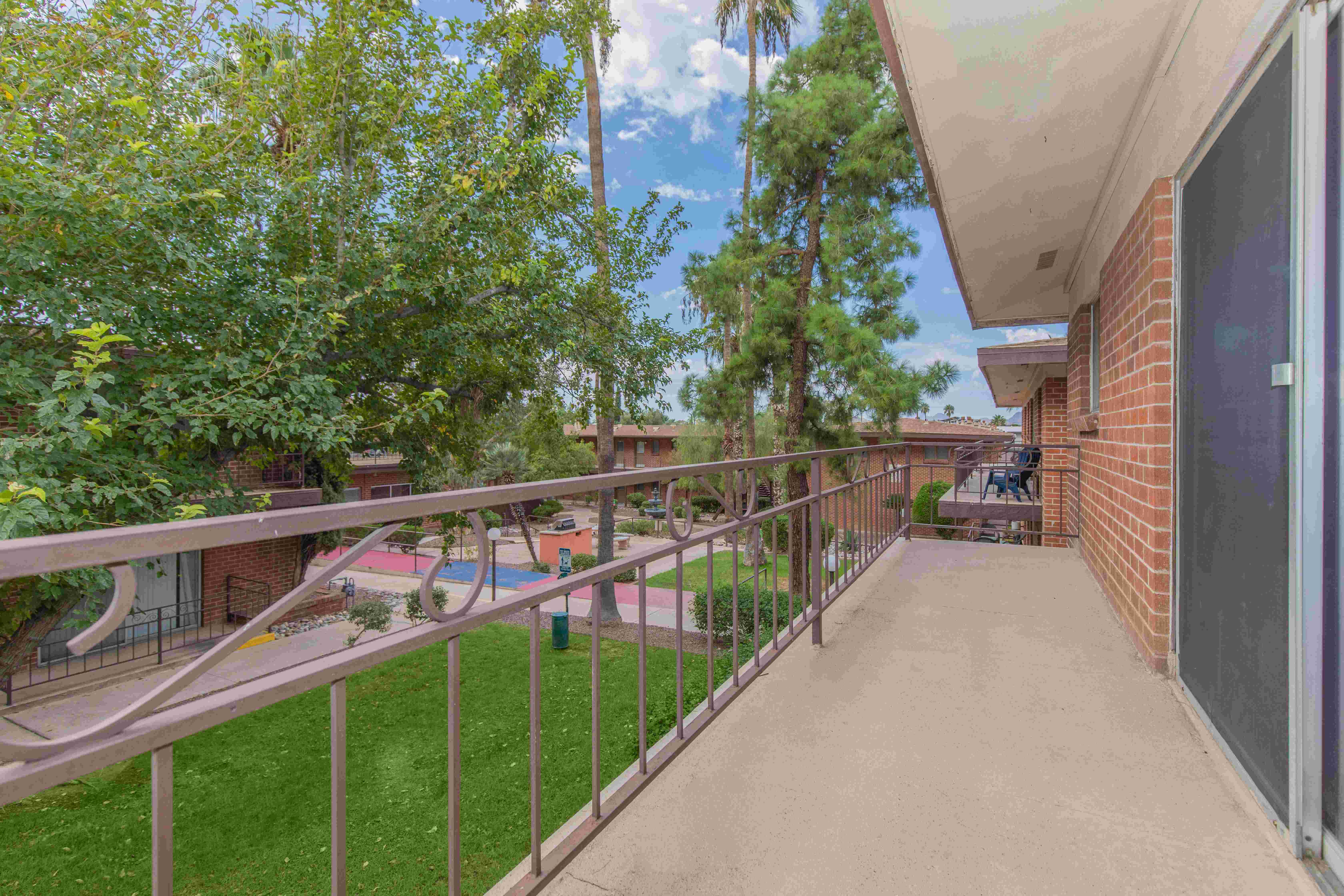 Country Club Apartments Image 16