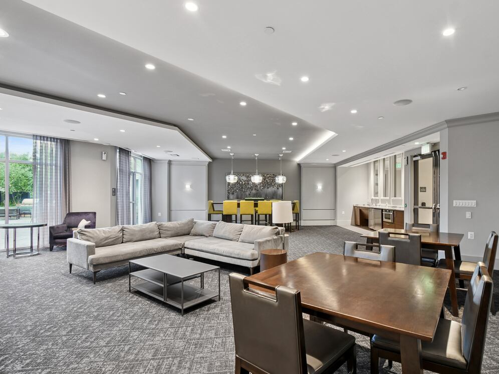 Hunt Valley - Lounge with common area seating and kitchenette