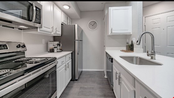 Edge at Lake Lotus Image 4