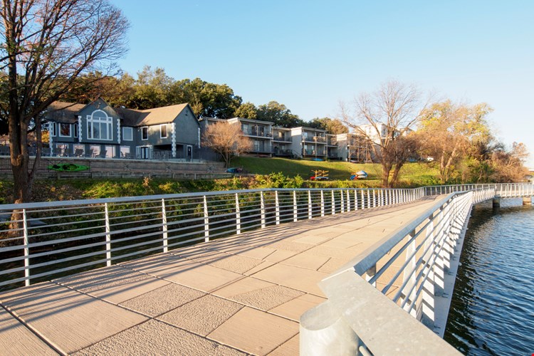 Breakers on the Lake Image 6