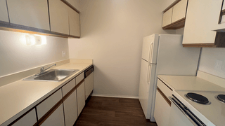 Lakeside Village Apartments Image 10