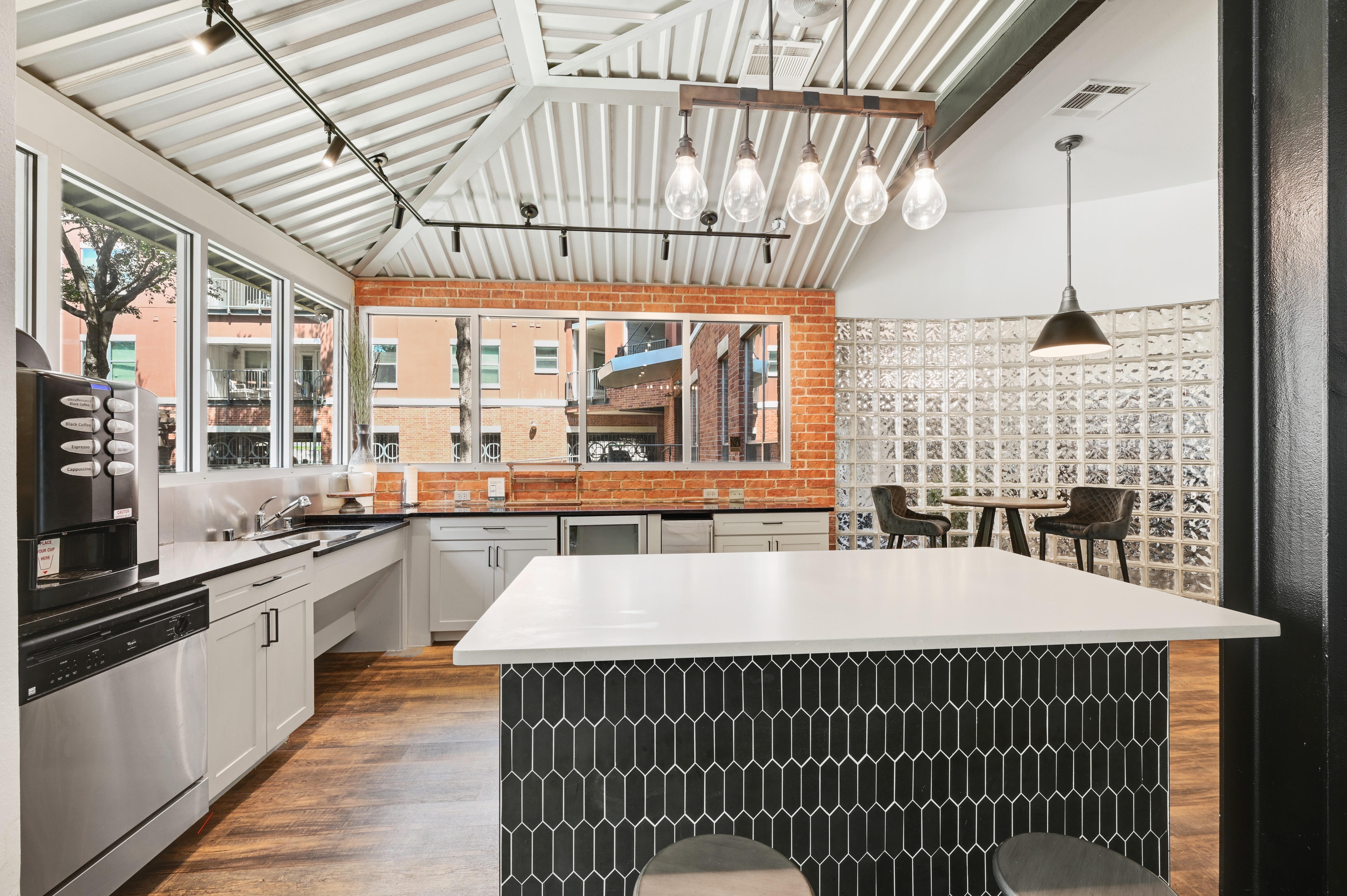 5225 Maple Avenue Apartment Homes Image 4